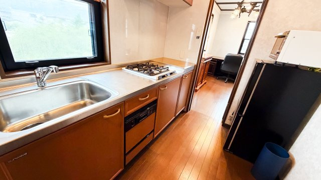 津屋崎店舗併用住宅のキッチン|二口コンロ、食洗機付きのシステムキッチンです。