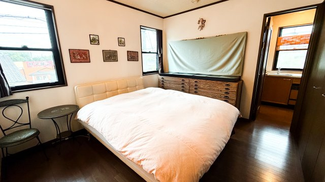 津屋崎店舗併用住宅の寝室|大きいベッドも置ける、広々とした寝室です。