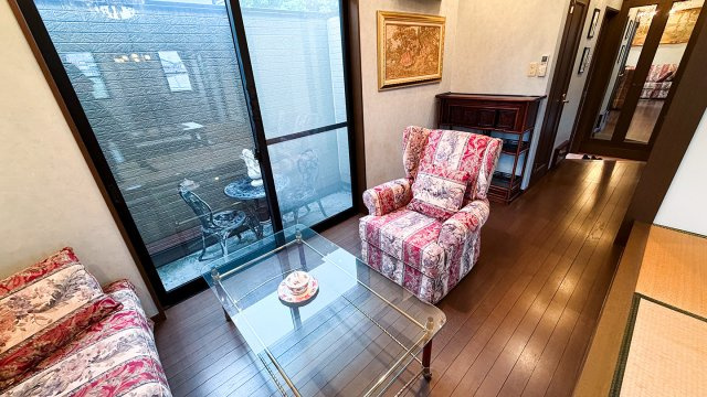 津屋崎店舗併用住宅の洋室|和室から続く旅館のような作りです。