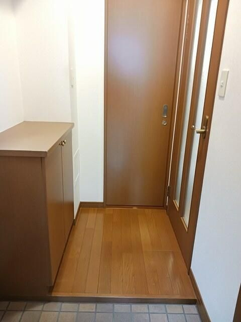 エムワイシーパレス元住吉の玄関