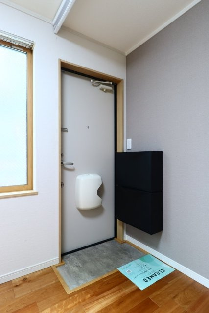 西荻Cubeの玄関|明るい玄関です