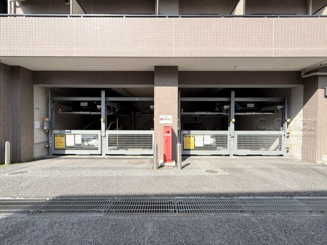 【駐車場】 | コスモ千駄木 | マンションの駐車場スペース。空きの有無や駐車料金、サイズ規定などについては、改めてお問い合わせください。～即日のご見学可能～　お問合せはお気軽にどうぞ。
