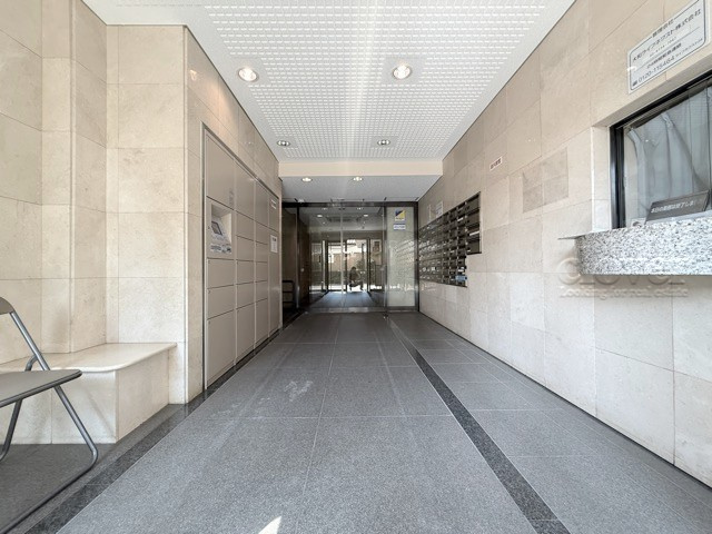 【ロビー】 | コスモ千駄木 | マンションの建物内に入って最初に目にする空間が、このエントランスホールです。それほど広くはありませんが、しっかりと清潔感が保たれています。～即日のご見学可能～　お問合せはお気軽にどうぞ。
