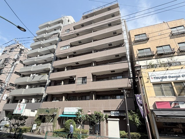 【外観】 | コスモ千駄木 | 青空によく映える建物です。手入れの行き届いた外壁やマンション正面エントランスなど、綺麗な姿をぜひ一度、現地にてご覧ください。～即日のご見学可能～　お問合せはお気軽にどうぞ。

