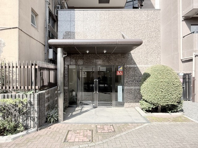 【エントランス】 | コスモ千駄木 | マンションの正面エントランス。出入りする人間を癒してくれるマンション入り口であり、その建物の「顔」でもあります。～即日のご見学可能～　お問合せはお気軽にどうぞ。
