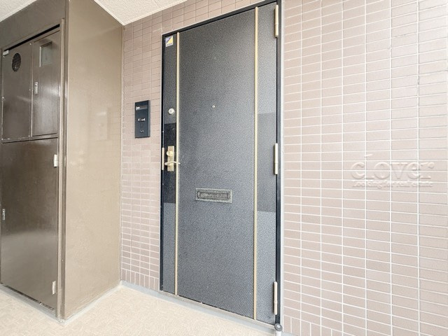 【その他共用部分】 | コスモ千駄木 | 皆様をお迎えする、お部屋の玄関ドア。開けやすさや開放角度、ドアノブの操作しやすさや鍵の形状などを、現地で一度ご確認ください。～即日のご見学可能～　お問合せはお気軽にどうぞ。
