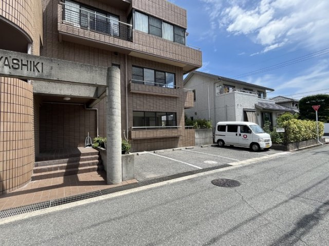 フラット新屋敷の駐車場