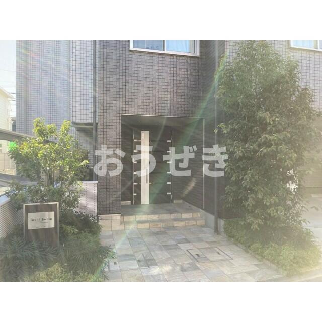 グランジャルダン明大前のエントランス