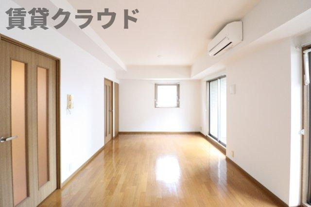 メゾン・ド・ヴィレ千葉中央の居間・リビング|洋室はなんと13帖！うれしい広々空間です♪