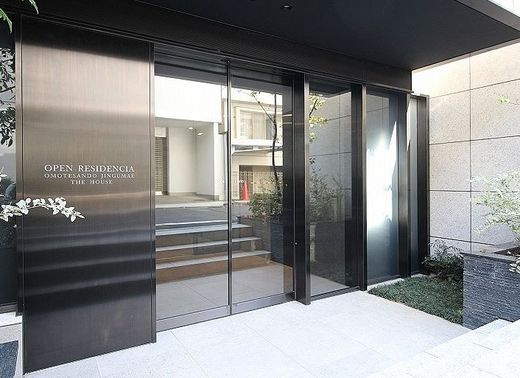 オープンレジデンシア表参道神宮前ザ・ハウスのエントランス|ゆとりのあるエントランスです