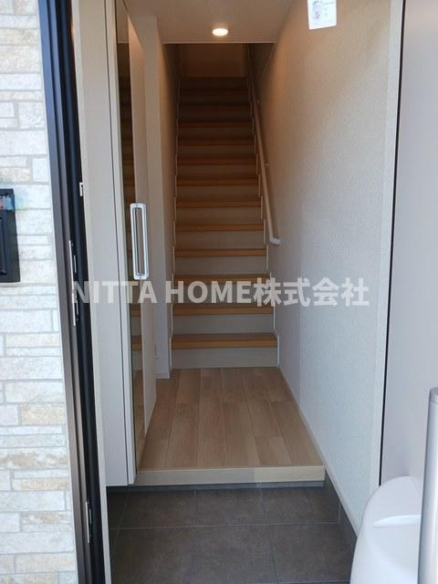アルシオンの玄関|玄関にはミラー付きのシューズボックスが付いています＊