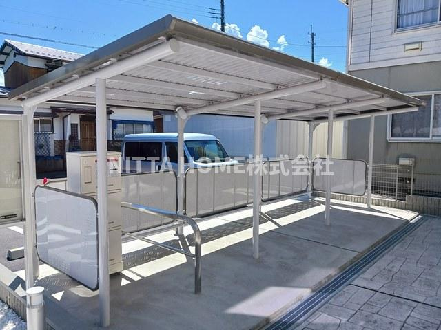 アルシオンのエントランス|屋根付きの駐輪場は無料で使用可能です◎