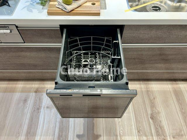 イーストゲートスクエアのキッチン|【食機洗い乾燥機】ビルトイン食洗器を標準装備。手洗いにはない高い水温と強い水圧でガンコな汚れもスッキリ。就寝前にセットすれば朝には完了でラクラクです。