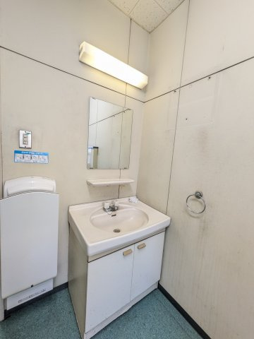 秦野市曽屋倉庫・事務所の洗面所