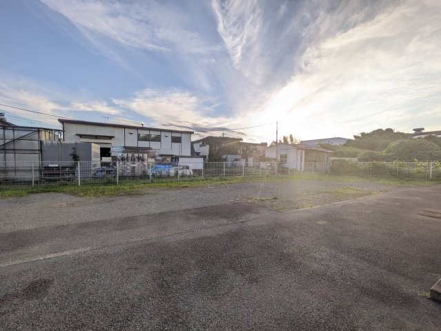 秦野市曽屋倉庫・事務所の駐車場