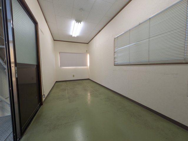 秦野市曽屋倉庫・事務所の和室