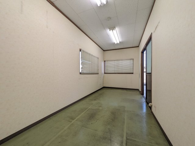 秦野市曽屋倉庫・事務所のバルコニー