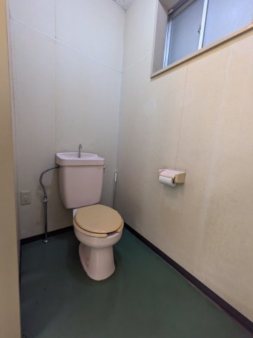 秦野市曽屋倉庫・事務所のトイレ