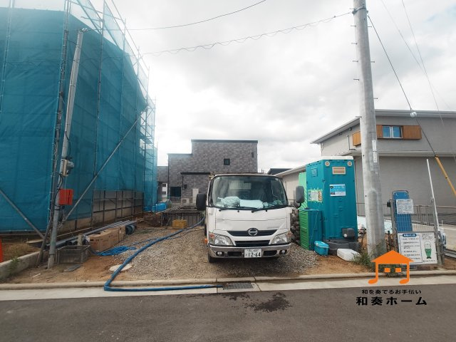 クレイドルガーデン三木町氷上第１の外観|２号棟現地外観
駐車場スペースは３台以上のゆったりとした区画です。入居者以外の出入りが少ないので駐車が苦手な方にも安心です。家族の複数台所有や来客用駐車や将来的な車の増台にも対応しやすいです。