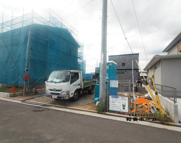 クレイドルガーデン三木町氷上第１の前面道路含む現地写真|２号棟現地外観
 前面道路が広く見通しが良いため、ファミリーカーのような大きな車でも運転しやすく、車庫入れも余裕を持ってできるのが魅力的なお家です。