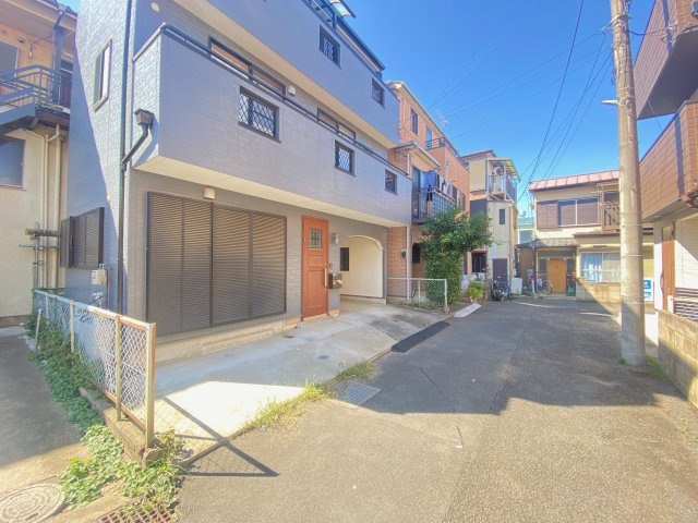 中古戸建　三芳町藤久保の前面道路含む現地写真