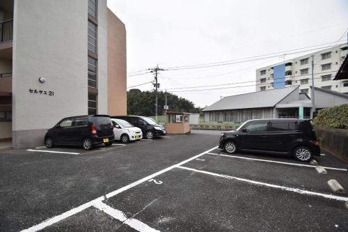セルサス２１の駐車場