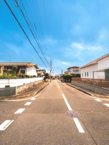福岡市西区野方５丁目の新築一戸建の前面道路含む現地写真