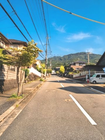 福岡市西区野方５丁目の新築一戸建の前面道路含む現地写真