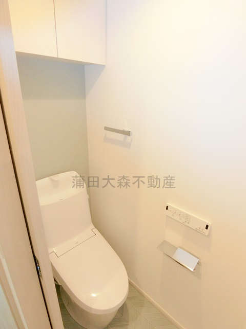 クレヴィアリグゼ蒲田西のトイレ|棚収納と温水洗浄便座付きのトイレ