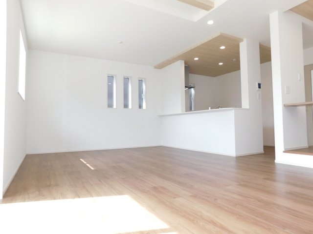 愛西市北一色町昭和の新築一戸建の居間・リビング|◇リビング◇　　南面で明るく広いリビング２１．１２５帖　折上天井と化粧梁を採用したオシャレなリビング♪