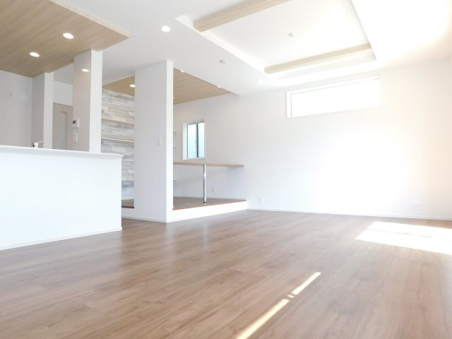 愛西市北一色町昭和の新築一戸建の居間・リビング|◇リビング◇　　南面で明るく広いリビング２１．１２５帖　収納棚完備のワークスペース付き！