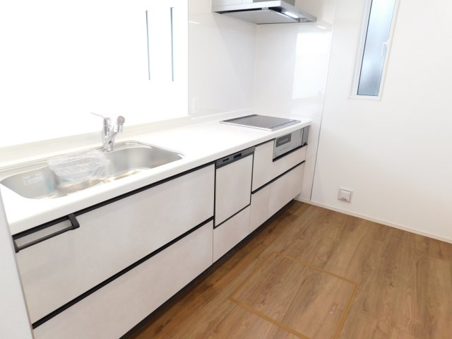 愛西市北一色町昭和の新築一戸建のキッチン|◇キッチン◇　　人気の対面式・人工大理石天板システムキッチン・ＩＨコンロ・食洗機・浄水機能付ハンドシャワー・静音仕様シンク・薄型換気扇・スローインクローズレール・床下収納庫