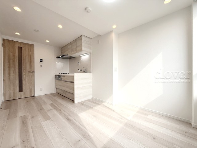 【居間・リビング】 | 染井コーポラス | 広くスペースをとってあるLDK。この空間に、どのように家具を配置していくのかを考えるのが、住宅購入時のなによりの楽しみです。～即日のご見学可能～　お問合せはお気軽にどうぞ。