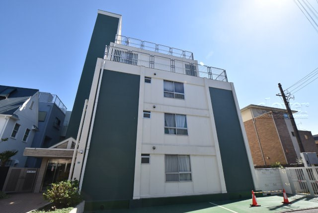 【外観】 | 染井コーポラス | 手入れの行き届いた外壁やエントランスなど、「見ればわかる」レベルで清潔感を保ったマンションです。築年数を感じさせない姿で皆様をお出迎えします。～即日のご見学可能～　お問合せはお気軽にどうぞ。