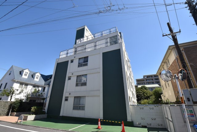 【現況写真】 | 染井コーポラス | 前面道路と外観の様子です。～即日のご見学可能～　お問合せはお気軽にどうぞ。