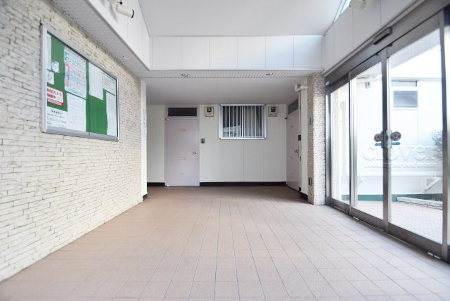 【ロビー】 | 染井コーポラス | エントランスホール。ここもマンションの顔となる部分であり、しっかりと清掃の行き届いたさまに安心感をおぼえます。～即日のご見学可能～　お問合せはお気軽にどうぞ。