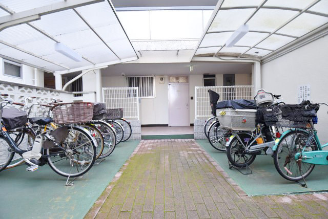 【駐輪場】 | 染井コーポラス | 自転車置き場あり。空き区画の有無や駐輪料金、各戸の台数制限などについては、改めてお問い合わせください。～即日のご見学可能～　お問合せはお気軽にどうぞ。