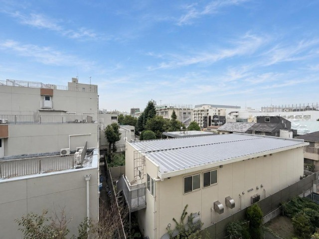 【展望】 | 染井コーポラス | 眼前に広がる空の雄大さと、このお部屋の自慢の一つである「眺望」をご覧ください。毎日、この景色を独り占めできる新生活に夢が広がります。～即日のご見学可能～　お問合せはお気軽にどうぞ。