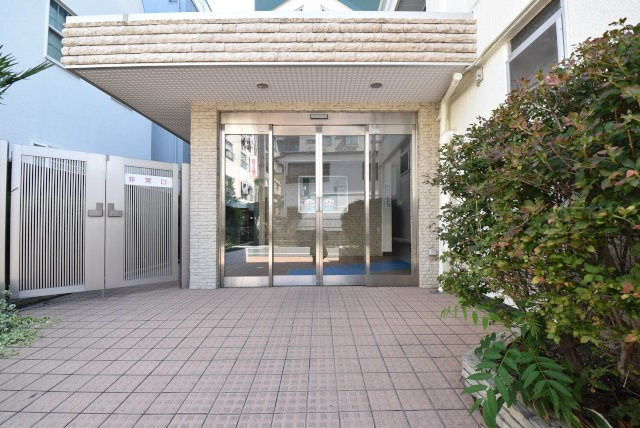 【エントランス】 | 染井コーポラス | お客様を、そして住人を出迎えてくれるマンションのエントランス。ゴミが落ちていないことからも、管理状態の良さや住民の節度の高さが見て取れます。～即日のご見学可能～　お問合せはお気軽にどうぞ。
