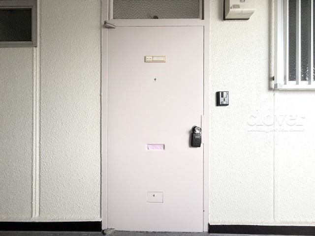 【その他共用部分】 | 染井コーポラス | 皆様をお迎えする、お部屋の玄関ドア。開けやすさや開放角度、ドアノブの操作しやすさや鍵の形状などを、現地で一度ご確認ください。～即日のご見学可能～　お問合せはお気軽にどうぞ。