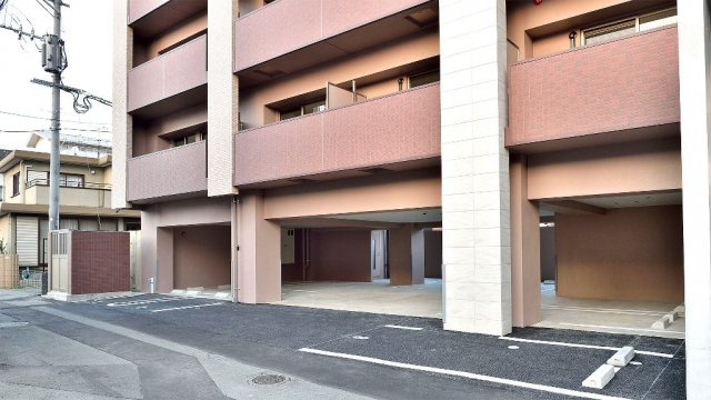 熊本市西区二本木２丁目の賃貸マンションの駐車場