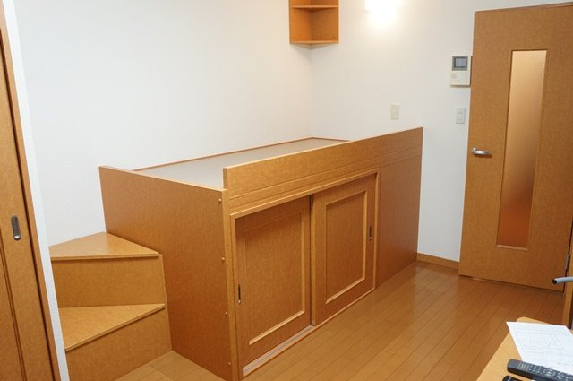 レオパレスＣａｌｍ戸倉Ⅰの内装|収納付きベット