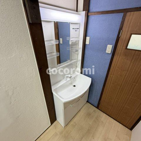 枚方上之町戸建の洗面所