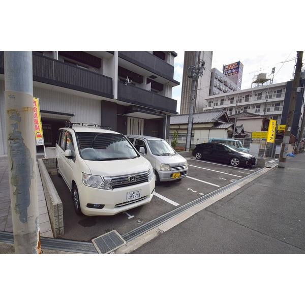 フォレストガーデン成育Ⅱの駐車場