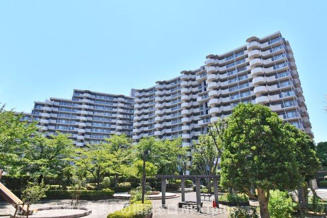 サンマンション北本２号館の外観|JR高崎線北本駅から徒歩18分。自転車では６分ほどですので、毎日の通学や通勤に便利ですね。近隣には徒歩８分圏内に業務スーパーやベルクがあり、お買い物がスムーズに済みます。