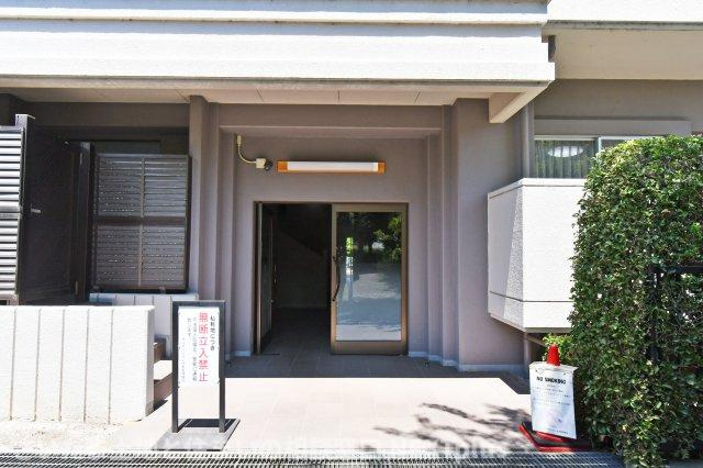 サンマンション北本２号館のエントランス|大小さまざまな宅配ボックスも設置しておりますので、共働き世帯や小さなお子様がいるご家庭はもちろん、ライフワークバランスにとらわれず、ネットでショッピングをお楽しみいただけます！