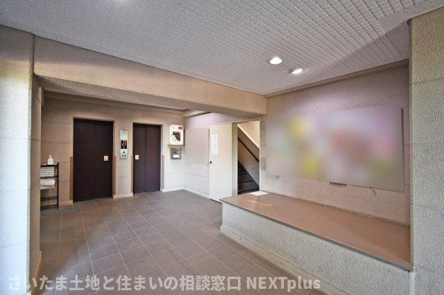 サンマンション北本２号館のエントランス|エレベーターは2基設置されております!大荷物を抱えているときやお子様やワンちゃんを抱っこしているときでも楽々昇降できます◎エレベーター前にはベンチがあるので、一息つきたい時に丁度いいですね◎