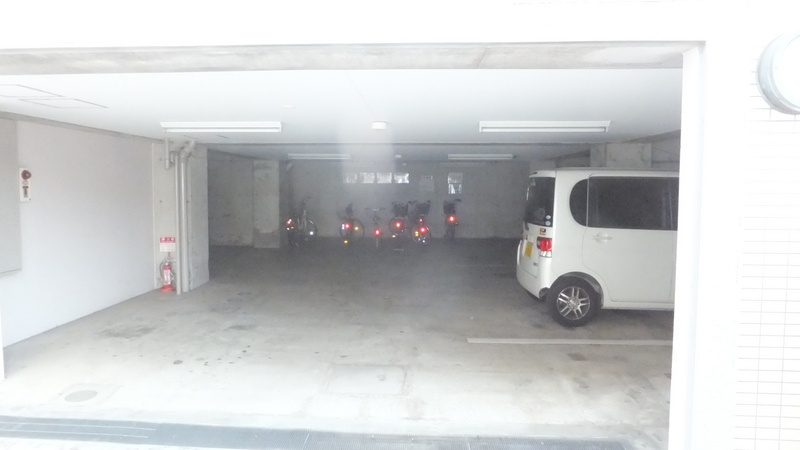 多摩市馬引沢２丁目の賃貸マンションの駐車場