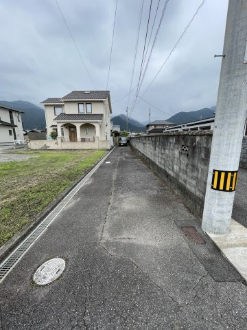 北内町　中古住宅の前面道路含む現地写真