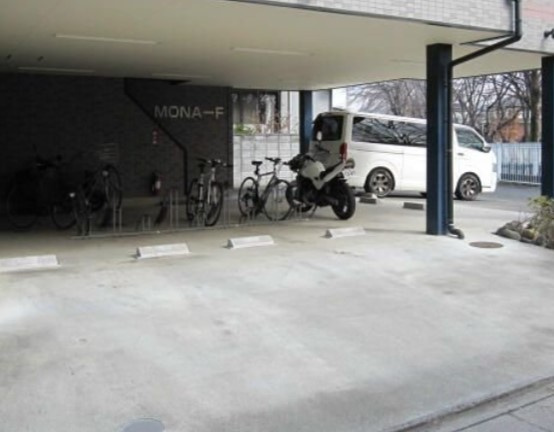 MONA-Fの駐車場